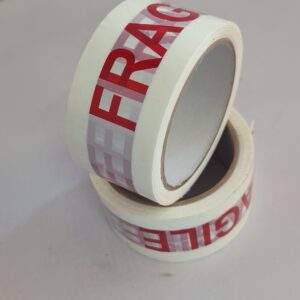 Banda adezivă cu inscripția "FRAGIL"