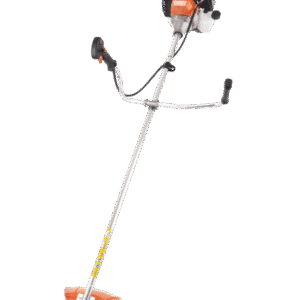 Motocoasa BC 520-1 EvoTools este destinata pentru cosirea suprafetelor de iarba si tunderea gazonului in curte, gradina sau livada. Este echipata cu motor puternic in 2 timpi ce functioneaza cu amestec benzina - ulei ce dezvolta o putere de 2.4 CP, avand o capacitate cilindrica de 51.7 cc. Pentru taiere se poate utiliza atat firul de nylon, dar si lama metalica. Alte caracteristici: - diametrul maxim de taiere este de 255 mm pentru cutitul cu 3 lame si 440 mm pentru capul de taiere cu nylon; - alimentarea se face cu amestec benzina-ulei conform manualului de utilizare; - rezervorul are o capacitate de 1.2L; - uleiul recomandat: 2T Evotools - diametrul tijei 28 mm; Accesorii: - Cap taiere cu fir nylon - cutit cu 3 lame - recipient amestec carburant - ham fixare - set chei pentru montaj