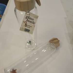 Sticlă borosilicată 550 ml cu capac aspect lemn și decor interior.